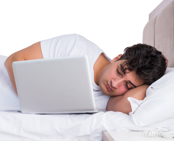Man in bed die lijdt aan slapeloosheid - Foto, afbeelding
