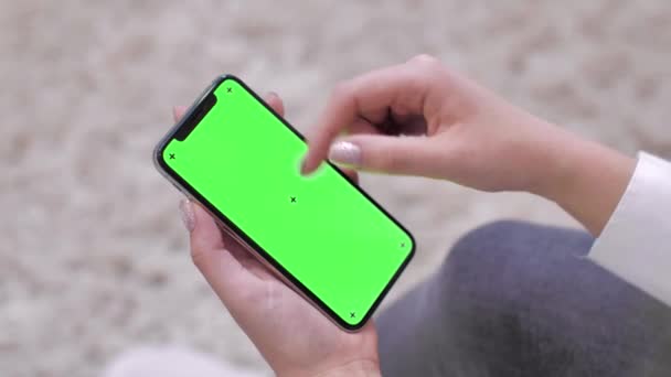 Женщина с помощью смартфона смотрит зеленый экран на мобильном телефоне. Цифровой интернет современный экран смартфона. Зеленый макро-экран
. - Кадры, видео