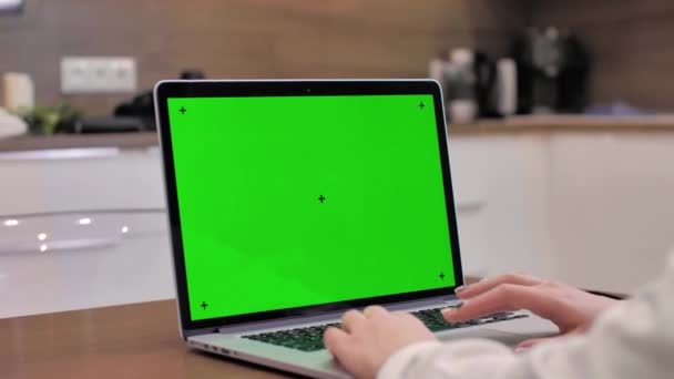 Mujer usando ordenador portátil con pantalla verde portátil, disparo 4K. Tecnología, croma key, plantilla, maqueta y concepto de entretenimiento
. - Imágenes, Vídeo
