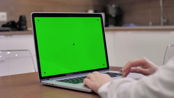 Mujer usando ordenador portátil con pantalla verde portátil, disparo 4K. Tecnología, croma key, plantilla, maqueta y concepto de entretenimiento
. - Imágenes, Vídeo
