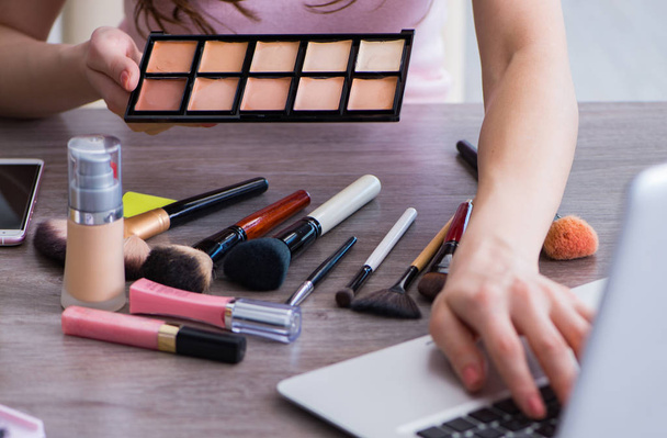 Blogger de moda con accesorios de maquillaje - Foto, Imagen