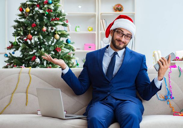 Uomo d'affari che lavora a casa durante il Natale - Foto, immagini