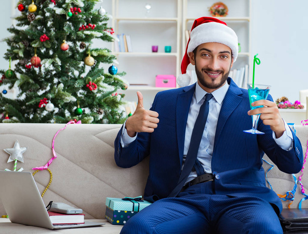 Homme d'affaires travaillant à la maison pendant Noël - Photo, image