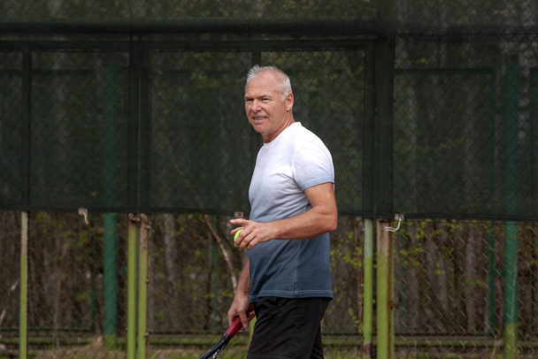 Homme jouant au tennis sur le terrain extérieur
 - Photo, image