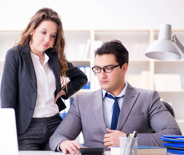 Szexuális zaklatás koncepció férfi és nő részvételével az irodában - Fotó, kép