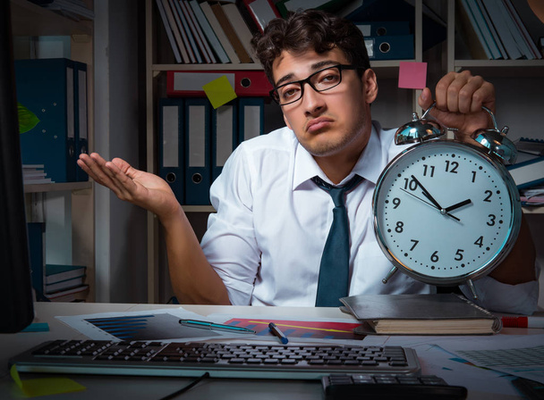 Mężczyzna biznesmen pracujący do późna w biurze - Zdjęcie, obraz