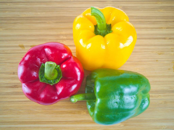 tři barvy sladké paprika na dřevěném prostoru pozadí  - Fotografie, Obrázek