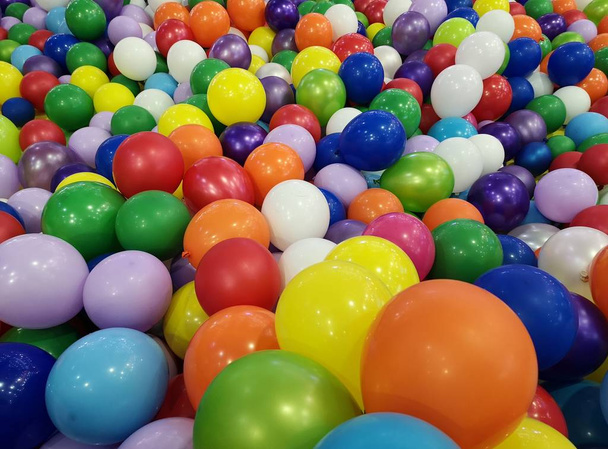 πολύχρωμα μπαλόνια γωνία παιχνίδια εμπορικό κέντρο - Φωτογραφία, εικόνα
