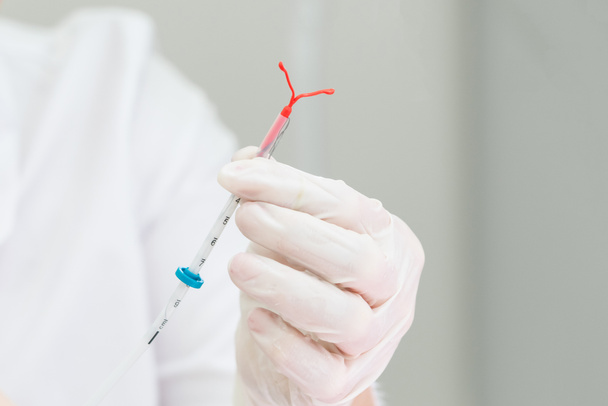 Gynaecoloog met een lud anticonceptiemiddel - Foto, afbeelding