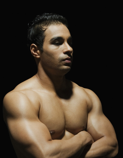 Muscular man showing his muscles - Foto, immagini