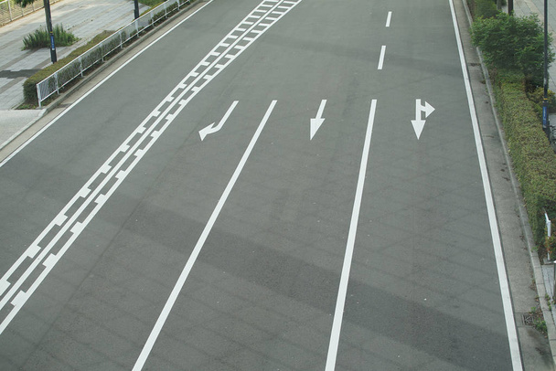 Strada automobilistica di tre corsie di traffico del Giappone
                                - Foto, immagini