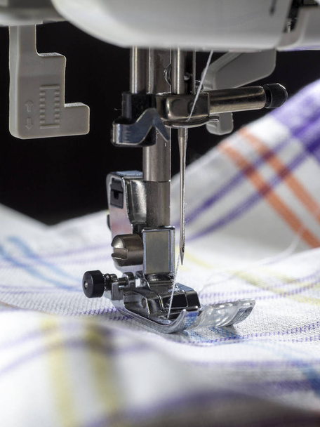 Máquina de coser tela de coser. Aguja de primer plano, hilo, tela y mecanismo de una máquina de coser
. - Foto, Imagen