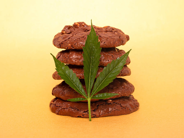 Medicinal Comestibles Galletas con Marihuana. hojas de cannabis y galletas con chispas de chocolate. alimentos con drogas recreativas
 - Foto, imagen