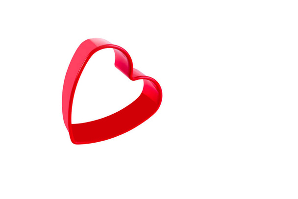 Punainen muovi sydämen muotoinen taikina leipomossa. Rakkauden käsite
 - Valokuva, kuva