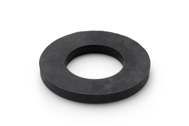 Fekete gumi tömítő gyűrű vízvezeték szereléshez. Fehér alapon elszigetelve. - Fotó, kép