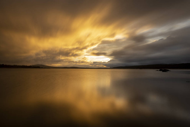 Spectacular sunrise at the rope reservoir of the Soria well - 写真・画像
