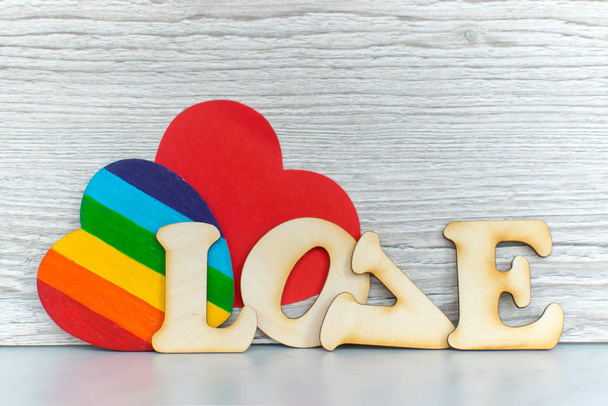 Ystävänpäivä kortin tausta, Rainbow söpö sydän kuin LGBT ylpeys sateenkaaren lippu punainen paperi sydän ja koriste puinen sana. Ystävänpäivä romanttinen. Rakkaus ihmisoikeuksiin ja vapauteen käsite
. - Valokuva, kuva