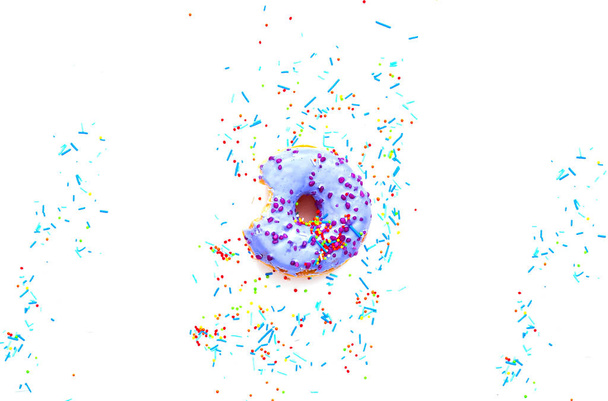 Ciambelle colorate con spruzzi colorati su sfondo bianco. Copia spazio
 - Foto, immagini