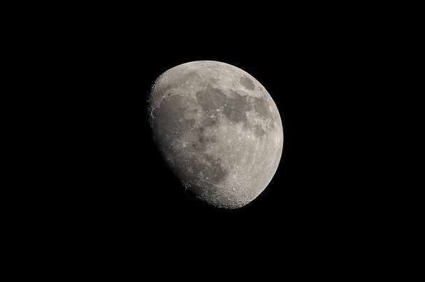 Закрыть Восковая Луна, изолированная на темном небе в Таиланде
 - Фото, изображение