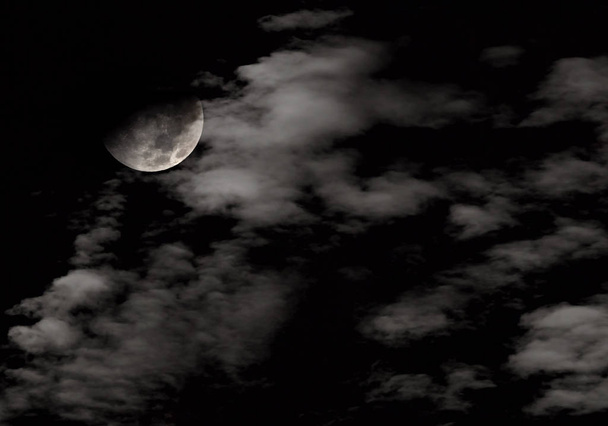 Vue de nuit de la demi-lune avec Clound sur le ciel sombre pour arrière-plan
 - Photo, image