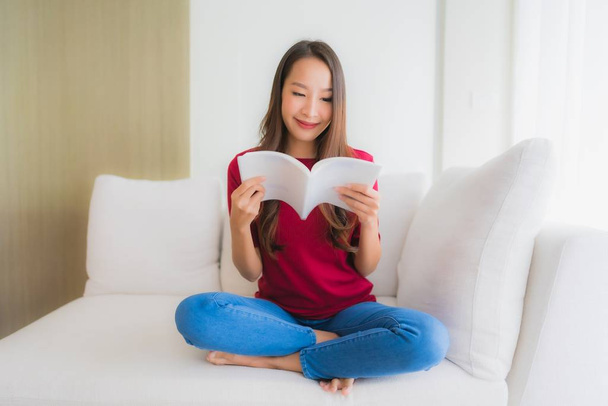 Porträt schöne junge asiatische Frauen lesen Buch auf Sofa-Stuhl - Foto, Bild