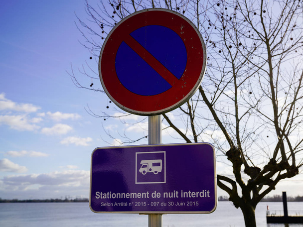stationnement de nuit interdit significa en francés no hay aparcamiento nocturno para autocaravanas casas rv
 - Foto, imagen