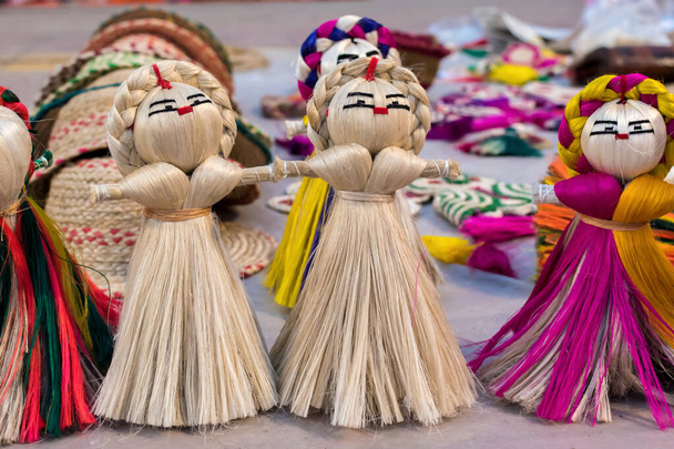 Красочные декоративные настенные виселицы, куклы из джута, ремесла на продажу (селективный фокус)
) - Фото, изображение