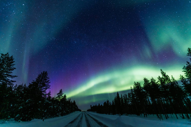 Severní světla Aurora Borealis aktivity nad silnicí ve Finsku, Laponsko - Fotografie, Obrázek