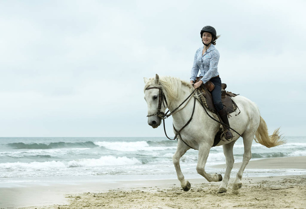 chica montando y caballo
 - Foto, Imagen