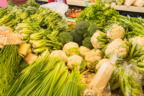 Μικτή λαχανικά στην τοπική αγορά στην Ταϊλάνδη, μικτή πράσινη Ασία ve - Φωτογραφία, εικόνα