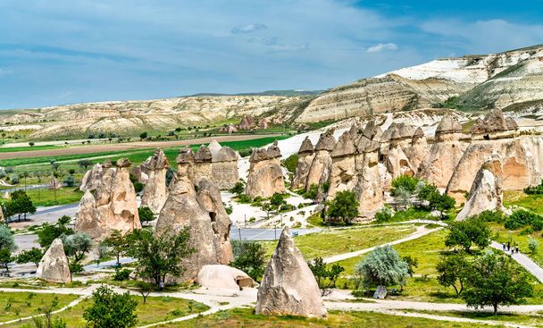 Baśniowe formacje skalne komina w Kapadocji, Turcja - Zdjęcie, obraz