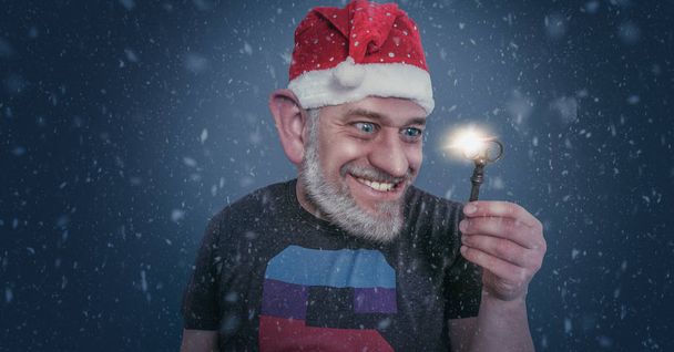 Bearded man in a Santa hat at Christmas - Photo, Image