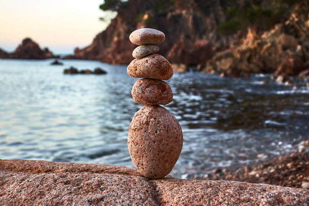 Πέντε ισορροπημένες πέτρες στην παραλία - Φωτογραφία, εικόνα
