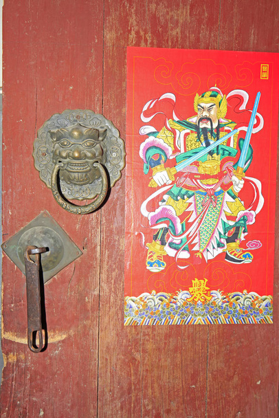 Chinês antigo porta de madeira e porta batedor
 - Foto, Imagem