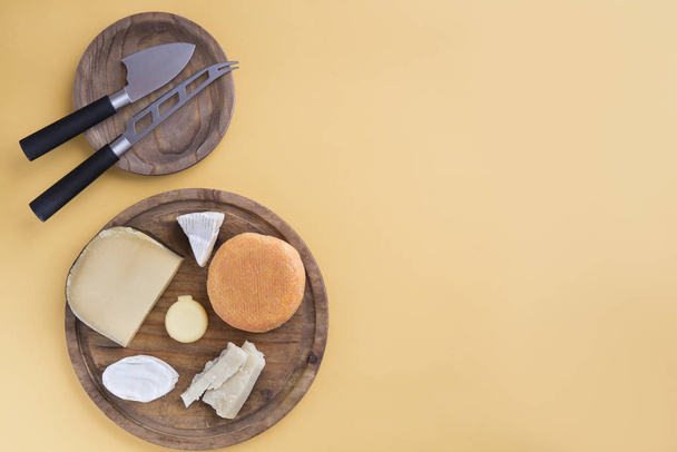 assortment of quality cheese in background - Φωτογραφία, εικόνα