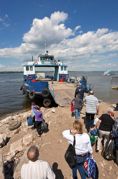 SAMARA, RÚSSIA - MAIO 26: Ferry através do rio Volga no verão
 - Foto, Imagem