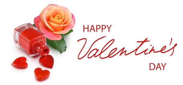 gelukkige Valentijnsdag en gestileerde harten verschijnen uit een fles nagellak en het beeld van een roos op de achtergrond - Foto, afbeelding