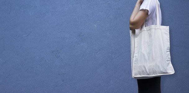 Пустой белый торговый холст ткань ткань мешок на женском держа макет и шаблон изолировать
 - Фото, изображение