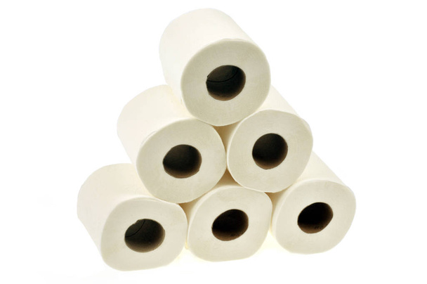 Rollen Toilettenpapier gestapelt in Nahaufnahme auf weißem Hintergrund - Foto, Bild