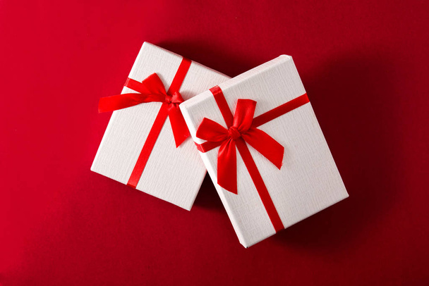 Scatole regalo bianche assortite su sfondo rosso.Vista dall'alto
 - Foto, immagini