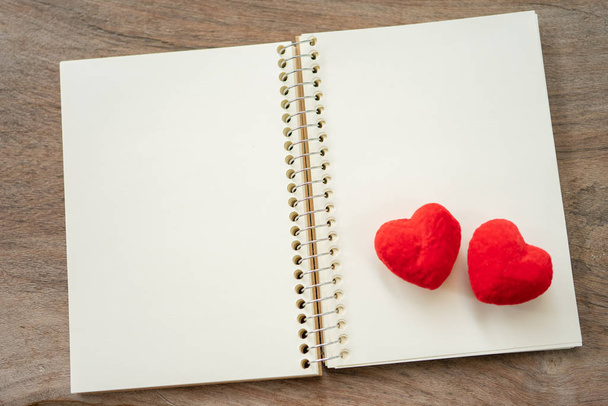 Pár Srdce ve tvaru na poznámkovém papíru. 14. den potká Valentýna D - Fotografie, Obrázek