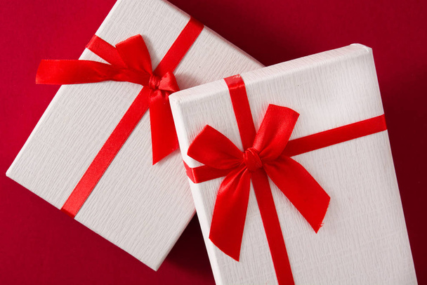 Assorted white gift boxes on red background.Top view - Foto, Imagem