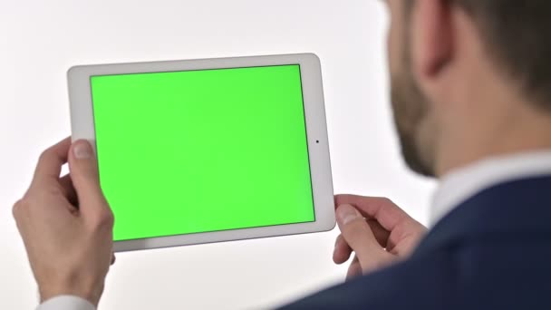 Businessman κύλιση σε tablet με Chroma οθόνη, λευκό φόντο - Πλάνα, βίντεο