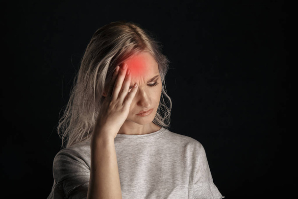 Donna sotto stress con dolore sul viso sensazione di mal di testa
. - Foto, immagini