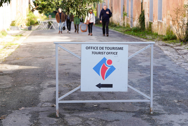 office de tourisme Γαλλία λογότυπο σημαίνει κέντρο πληροφοριών στα γαλλικά για τους τουρίστες - Φωτογραφία, εικόνα