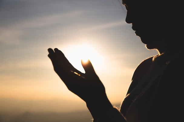 Christian Uskonto käsite tausta, Ihmisen kädet auki kämmen ylös
  - Valokuva, kuva