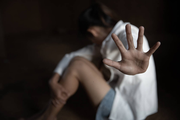 žena zvedla ruku k odrazu, zastavit sexuální zneužívání a znásilnit C - Fotografie, Obrázek