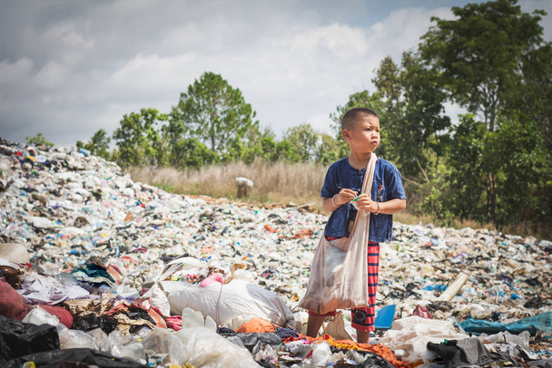 Fakir çocuklar yoksulluk yüzünden çöp topluyor, Junk.  - Fotoğraf, Görsel