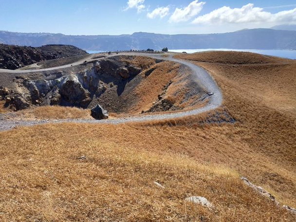 Vue sur l'île volcanique de Nea Kameni près de l'île de Santorin par temps ensoleillé en Grèce
 - Photo, image