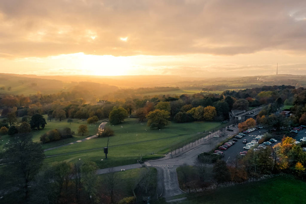 Vista aérea de los jardines alrededor del Parque de Esculturas de Yorkshire cerca de Wakefield durante una impresionante puesta de sol en noviembre de 2019
 - Foto, imagen
